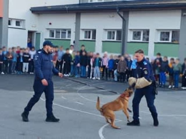 jandarmi interacționând cu elevi în școală