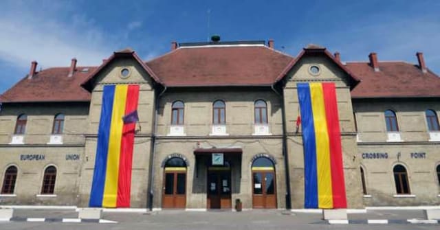 Polițist de frontieră verificând documente la Timișoara