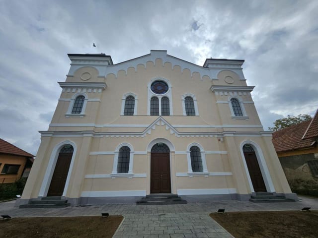 clădire restaurată a sinagogii din Seini, muzeu și sală de concerte