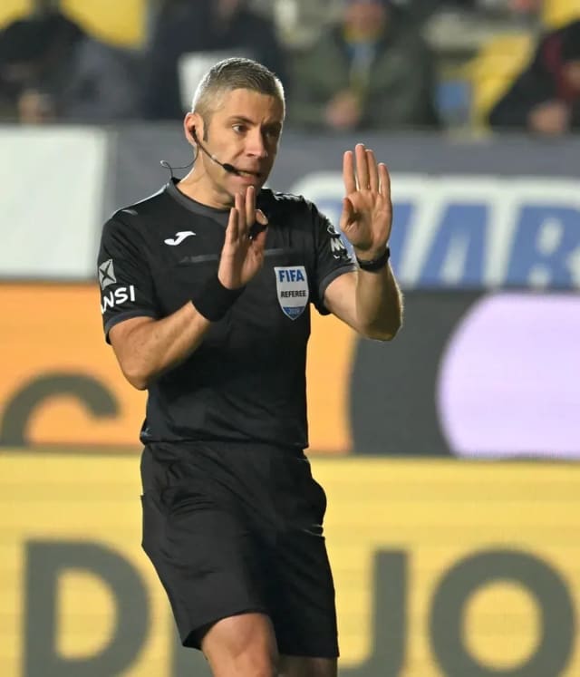 arbitru fluierând la meciul Steaua Roșie - Copenhaga
