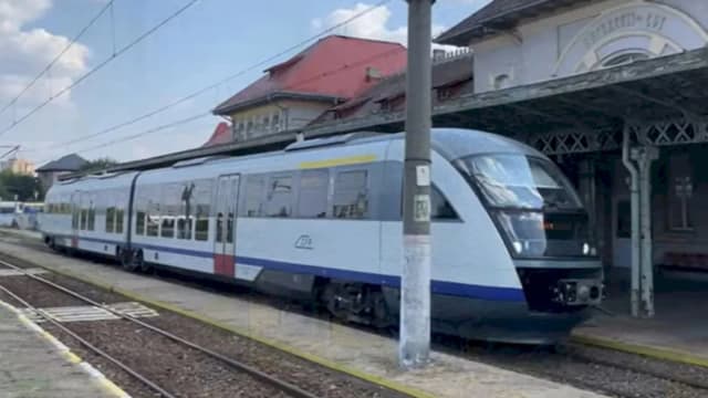 tren electric pe traseul București-Prahova, șine și stații