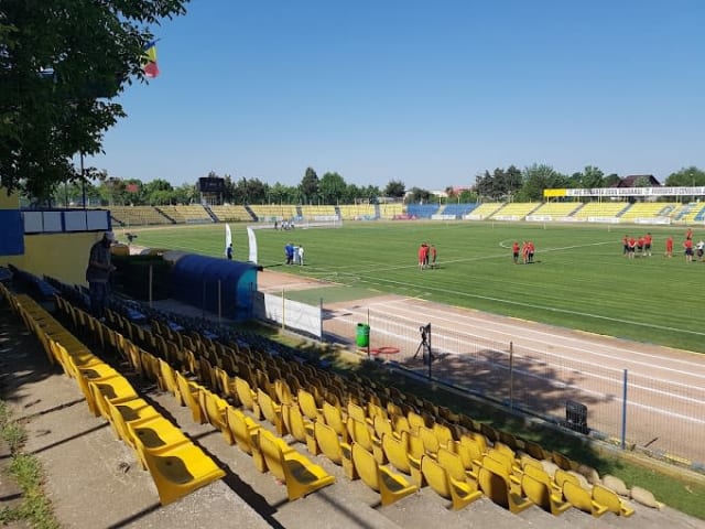 meci de fotbal între echipe locale în stadion