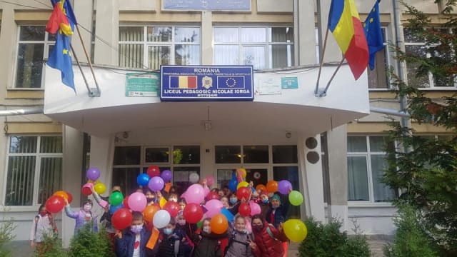 Elevi și profesori la eveniment educațional