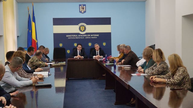 ședință Colegiul Prefectural Vrancea, prefectură, oameni la masă