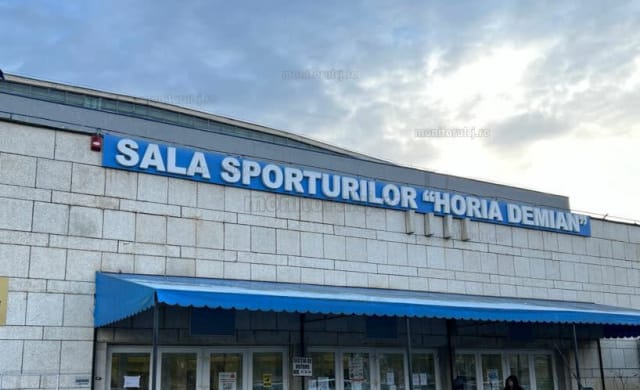 jucătoare de baschet în acțiune, sala sporturilor