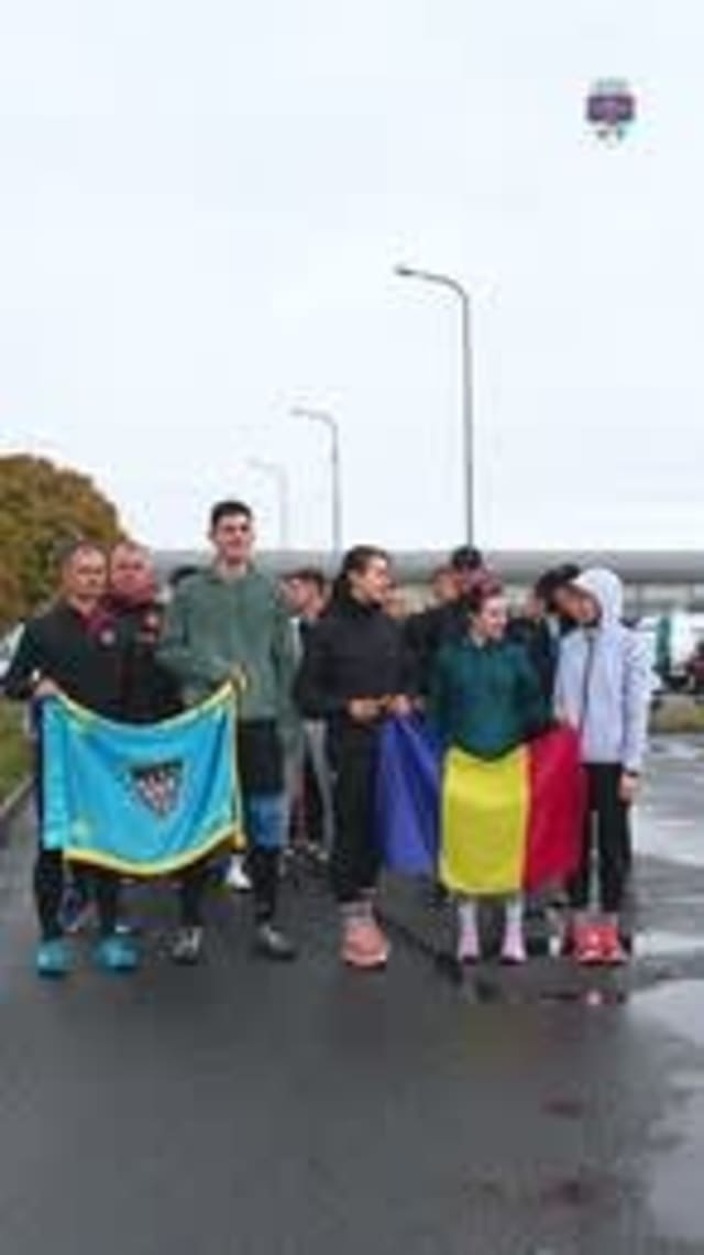 alergători și elevi în timpul ștafetei Veteranilor Invictus în Turda