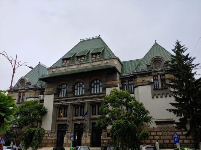 Sala de judecată în tribunal, judecători și dosare