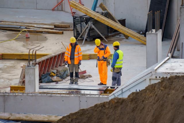 inspectori ITM verificând șantiere din Cluj