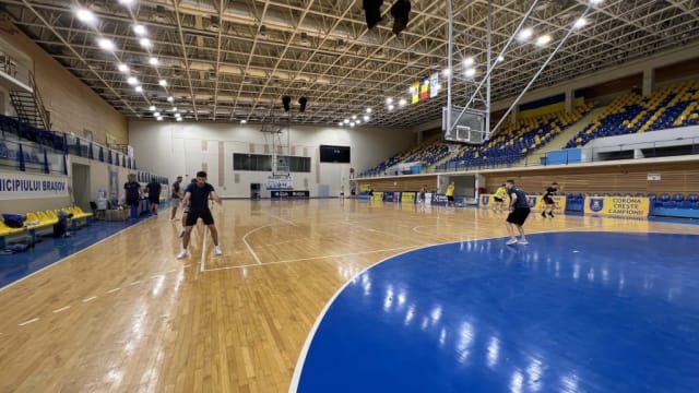 Meci de baschet în sala sporturilor din Brașov