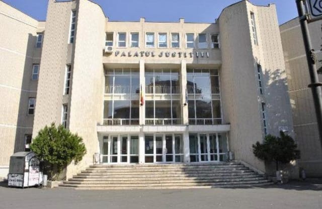 Elevi participând la proces simulat la Palatul Justiției din Brăila