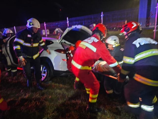 autoturism ieșit în șanț, intervenție descarcerare