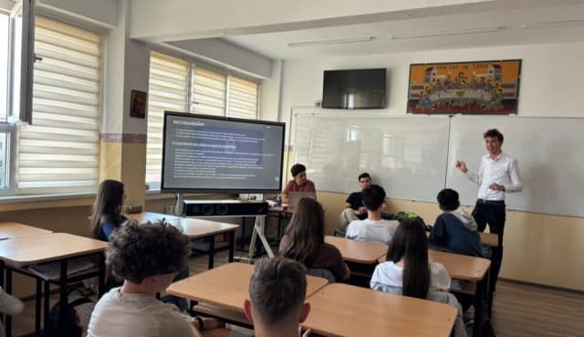 elevi participând la lecții de educație rutieră