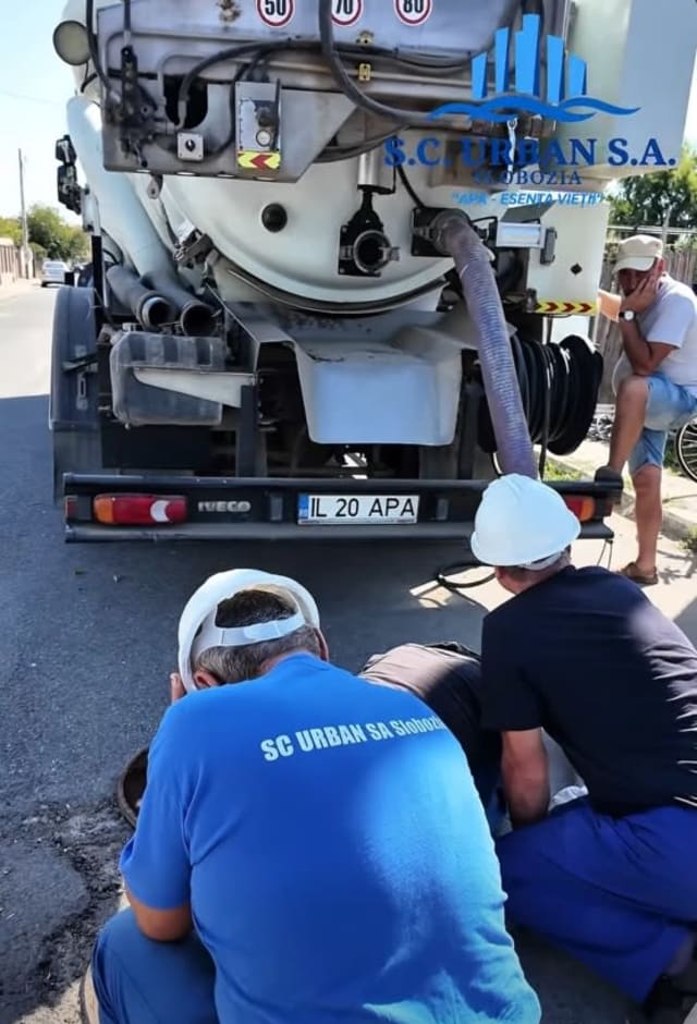 rețea de canalizare blocată, muncitori intervenind