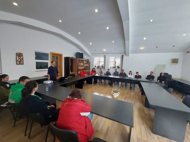 studenti participand la atelier de prim ajutor