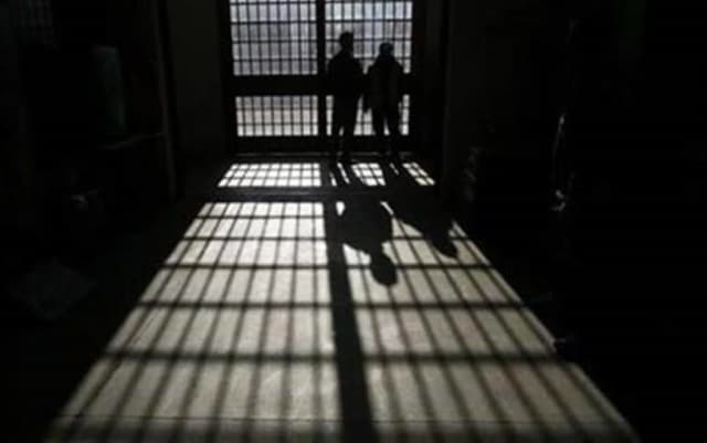 tânăr în fața penitenciarului, siguranță publică