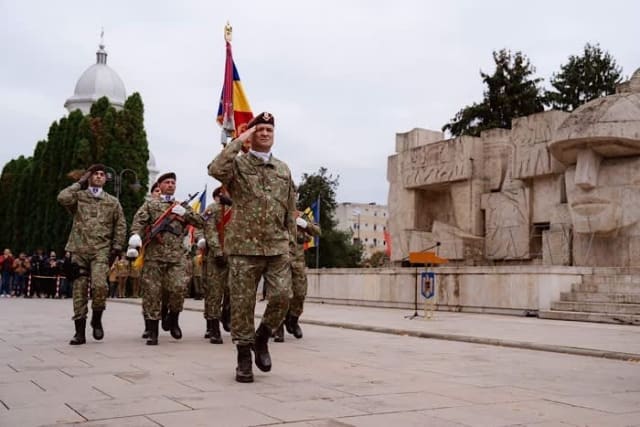 Echipamente militare expuse în parc, soldați în ceremonie