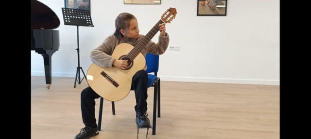 copii participând la activitate muzicală la Liceul de Arte din Oradea