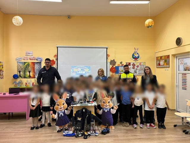 polițiști și elevi în activitate preventivă la școală