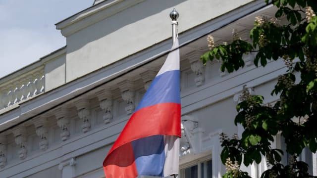 Steagul Rusiei în fața ambasadei de la Viena