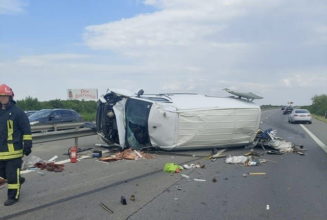 autoutilitară răsturnată pe autostradă, femeie blocată, intervenție salvatori