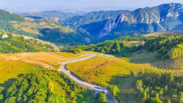 peisaj montan în Munții Măcinului, stânci și vegetație variată