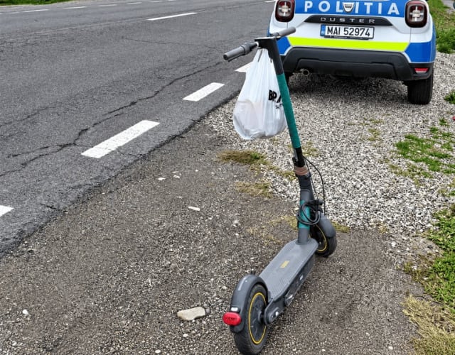 biciclist cu echipament reflectorizant pe carosabil umed