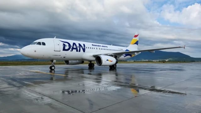 avion DAN AIR pe pistă, aeroport