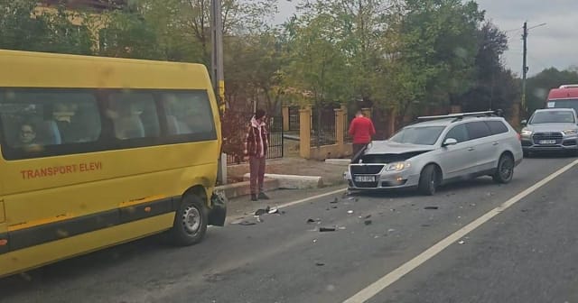 microbuz școlar și autoturism accident Popricani