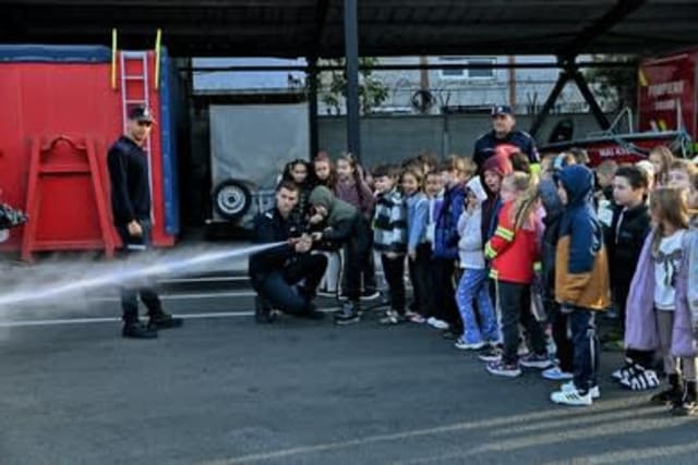 pompieri în școală, activitate educativă, copii și autospeciale