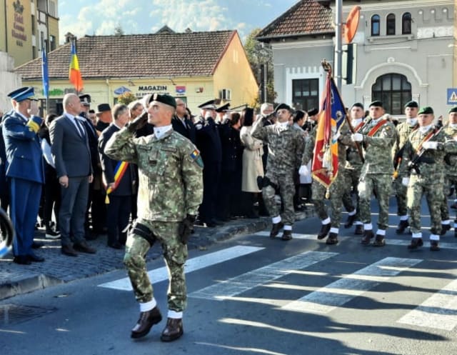 autobuze în trafic, Piața Unirii Brașov, parade militare