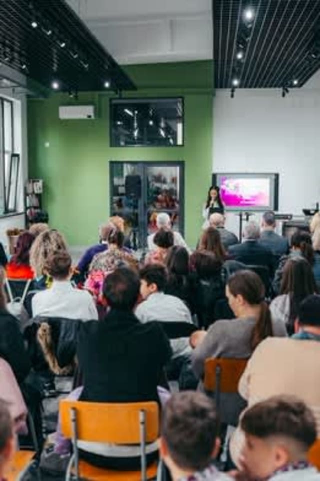 eveniment școlar, elevi, spectacol artistic, sala de evenimente