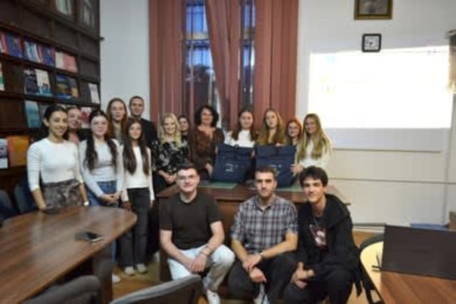 Studenți discutând despre schimbările climatice
