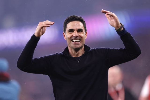 Mikel Arteta discutând despre echipă