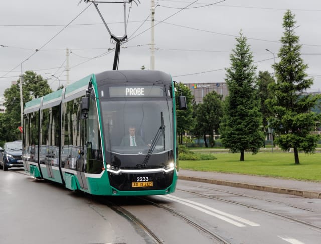 tramvai modern pe șine în oraș