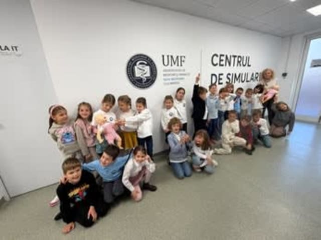 Elevi explorând medicina la UMF