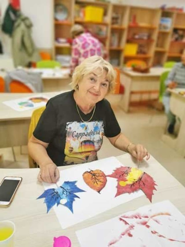 senioare pictând tablouri de toamnă