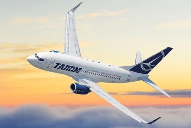 Aeronava TAROM pe pista de decolare