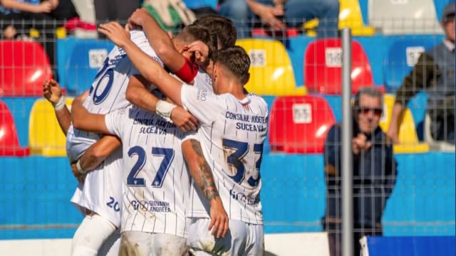 echipa Cetatea Suceava sărbătorind victoria pe stadion