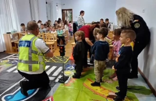 preșcolari învățând despre siguranță