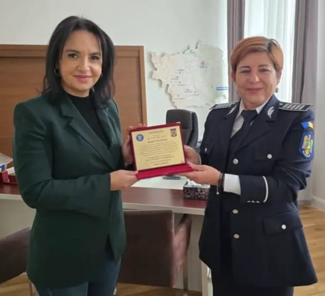 Polițistă din Bacău felicitata de prefect