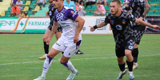 Minge de fotbal și echipe pe teren