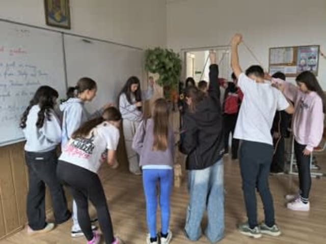 Elevi participând la activități educative în aer liber