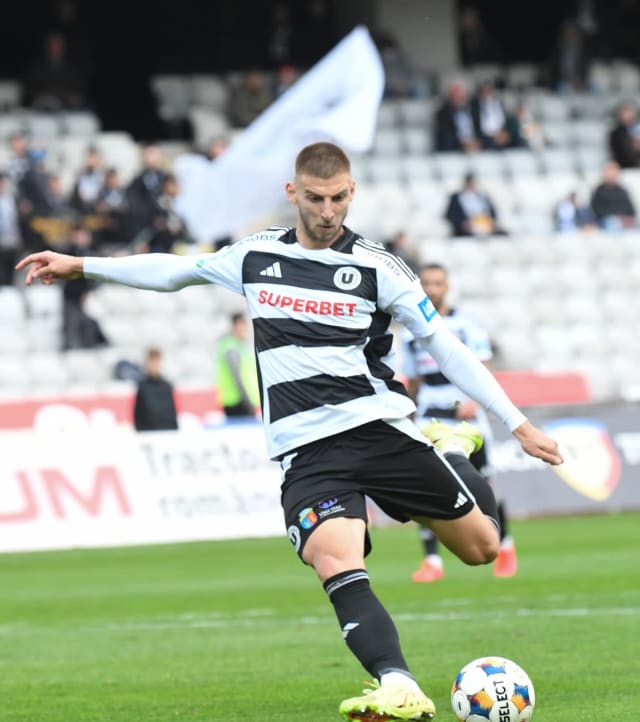 Jovo Lukic sărbătorind un gol