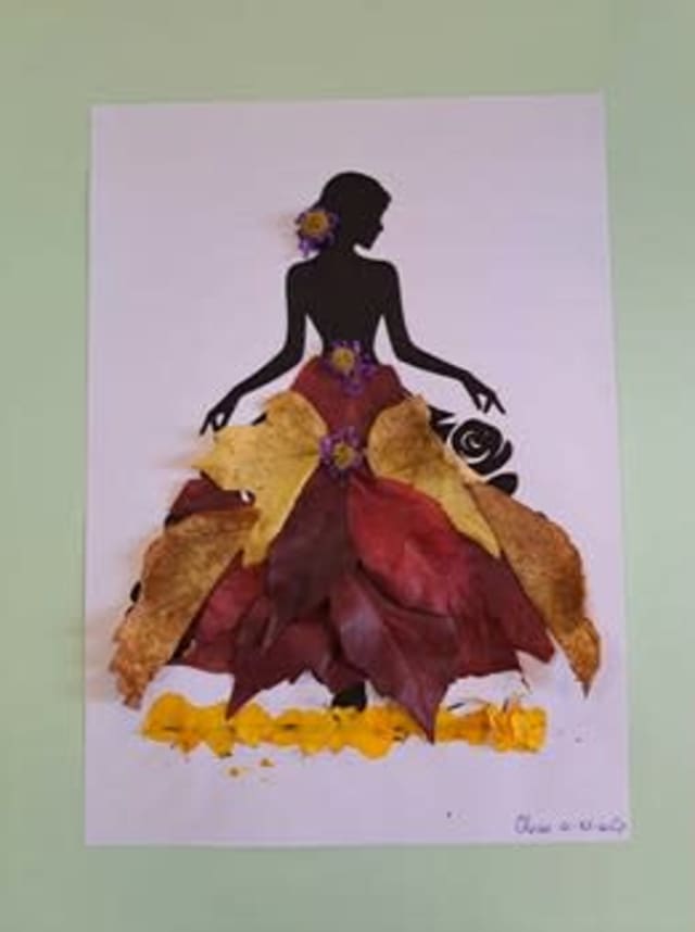 Elevi lucrând la proiecte inspirate de toamnă