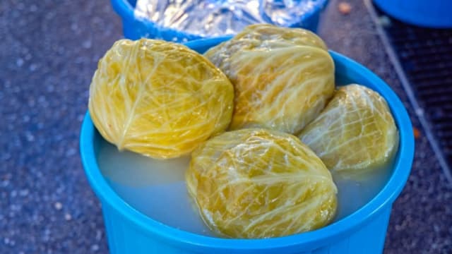 varză murată în butoi