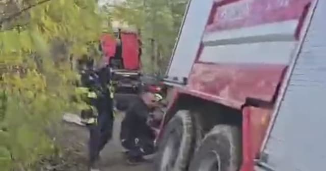 autospecială pompieri blocată pe drum surpat