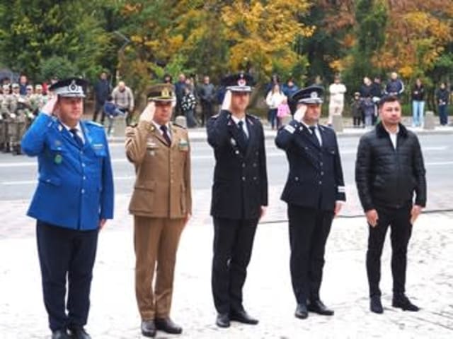 Pompieri onorând Ziua Armatei României