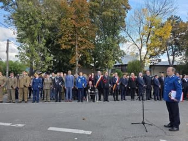 Pompieri depun coroane de flori la ceremonia de Ziua Armatei Române