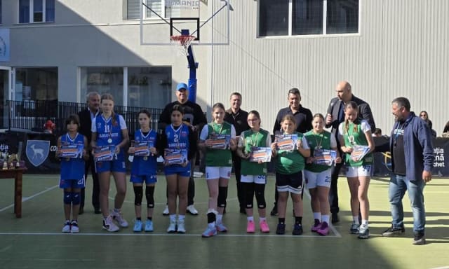 Caravana 3×3 Urban Sport în Moreni, tineri jucând baschet