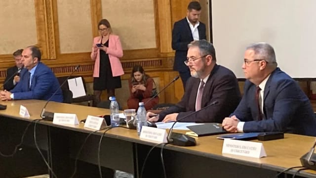 Sorin Costreie la o conferință de presă